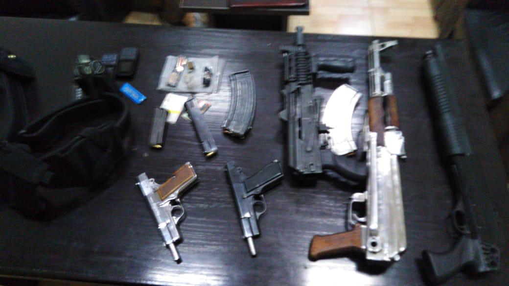 القبض على 5 مطلوبين خطرين بحوزتهم