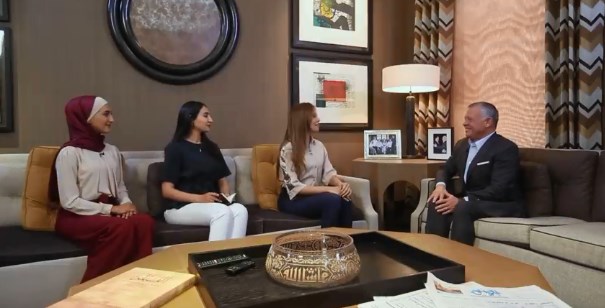 الملك يقابل طالبات.. وعميدة شؤون طلبة