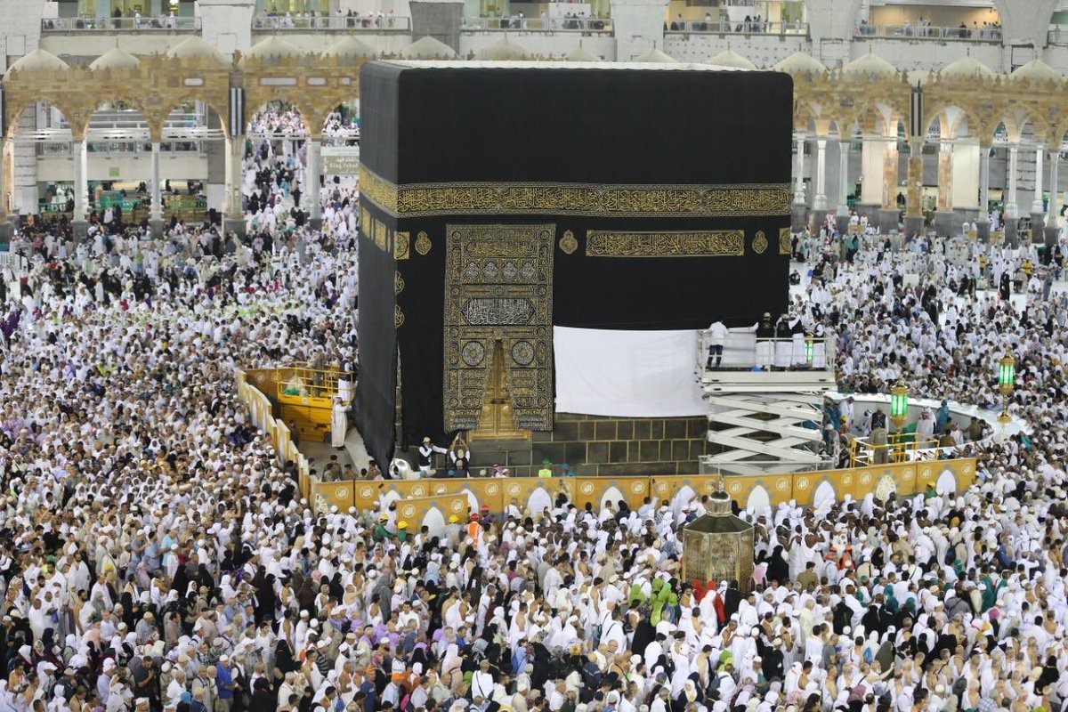 رفع أستار الكعبة استعدادا لموسم الحج