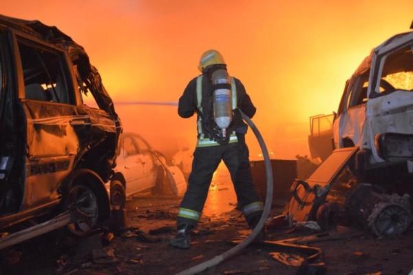 حريق ساحة خارجية تحتوي على قطع