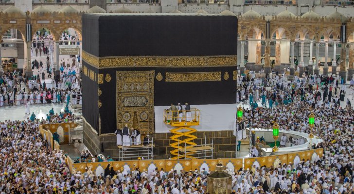 لهذه الأسباب ترفع كسوة الكعبة المشرفة