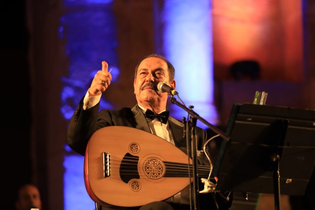 لطفي بوشناق يغني للوطن والإنسان والكرامة