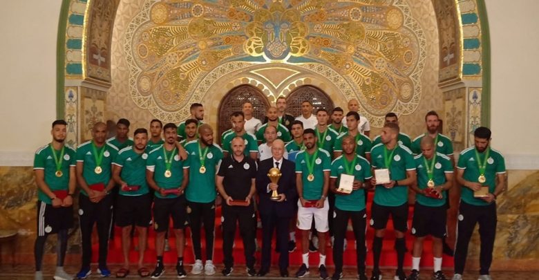 الرئيس الجزائري يمنح لاعبي المنتخب وسام