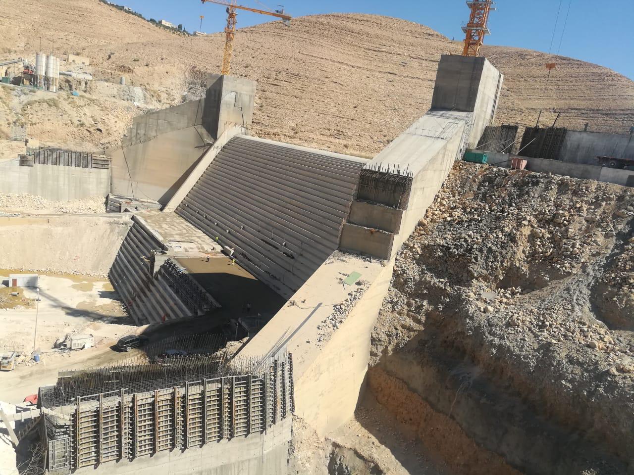 اللجنة الوطنية للسدود تطلع على سير