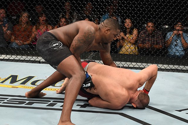 مصارع روسي يهزم بضربة قاضية من