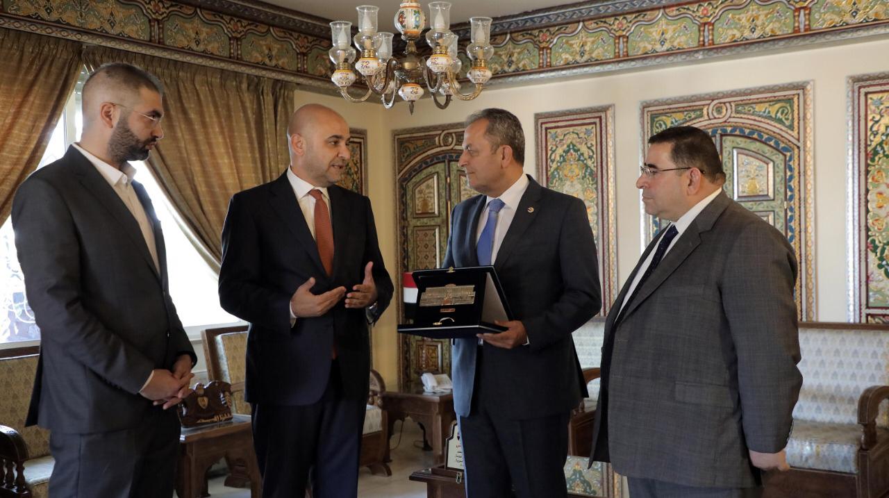 خوري يسلم علوش مذكرة بأسماء المعتقلين