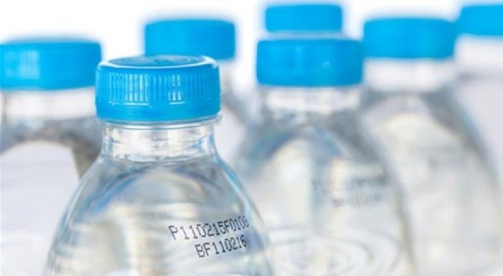 زجاجات مياه مخالفة للآداب في دولة