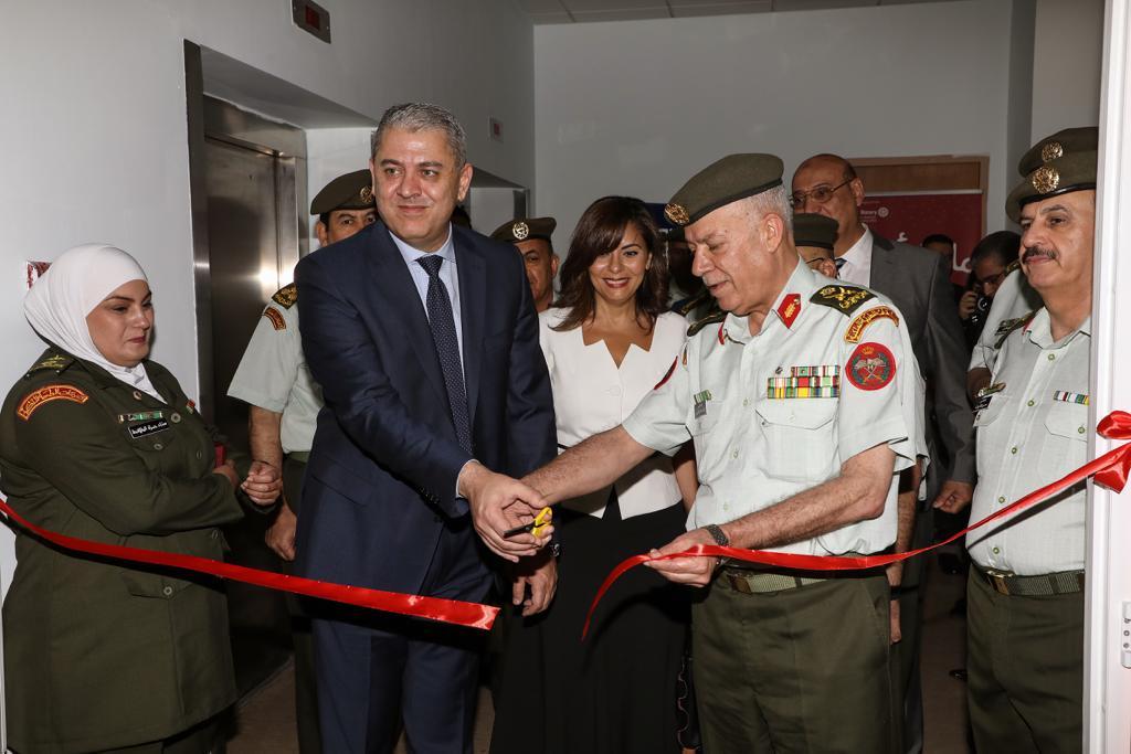 بنك الإسكان يتبرع بجهاز لتكسير الحصى