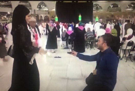 تركي يتقدم لخطبة فتاة أمام الكعبة