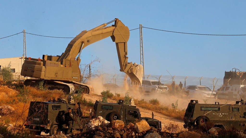 جيش الاحتلال الإسرائيلي يهدم منازل فلسطينيين