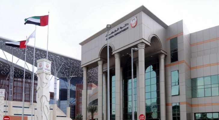 خليجي يتعاطى المخدرات مع أطفاله