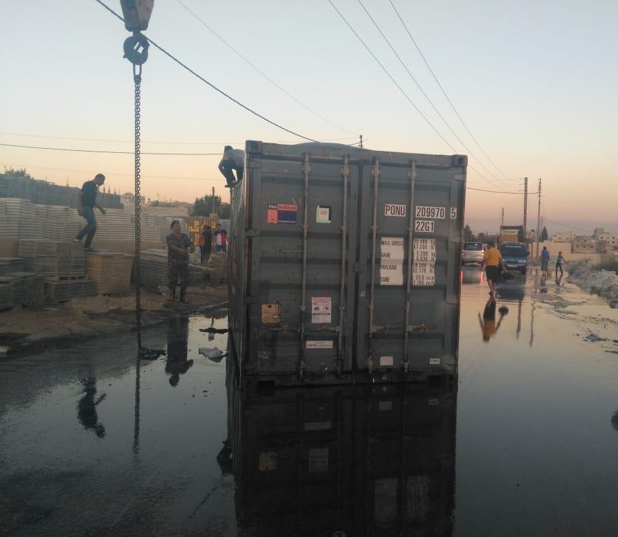 اغلاق شارع فرعي في سحاب بسبب