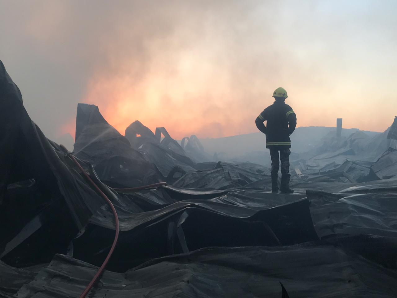 الدفاع المدني يخمد حريق مصنع للأثاث