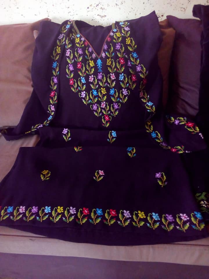 معلمات يتخذن المدرقة زيا وظيفيا في