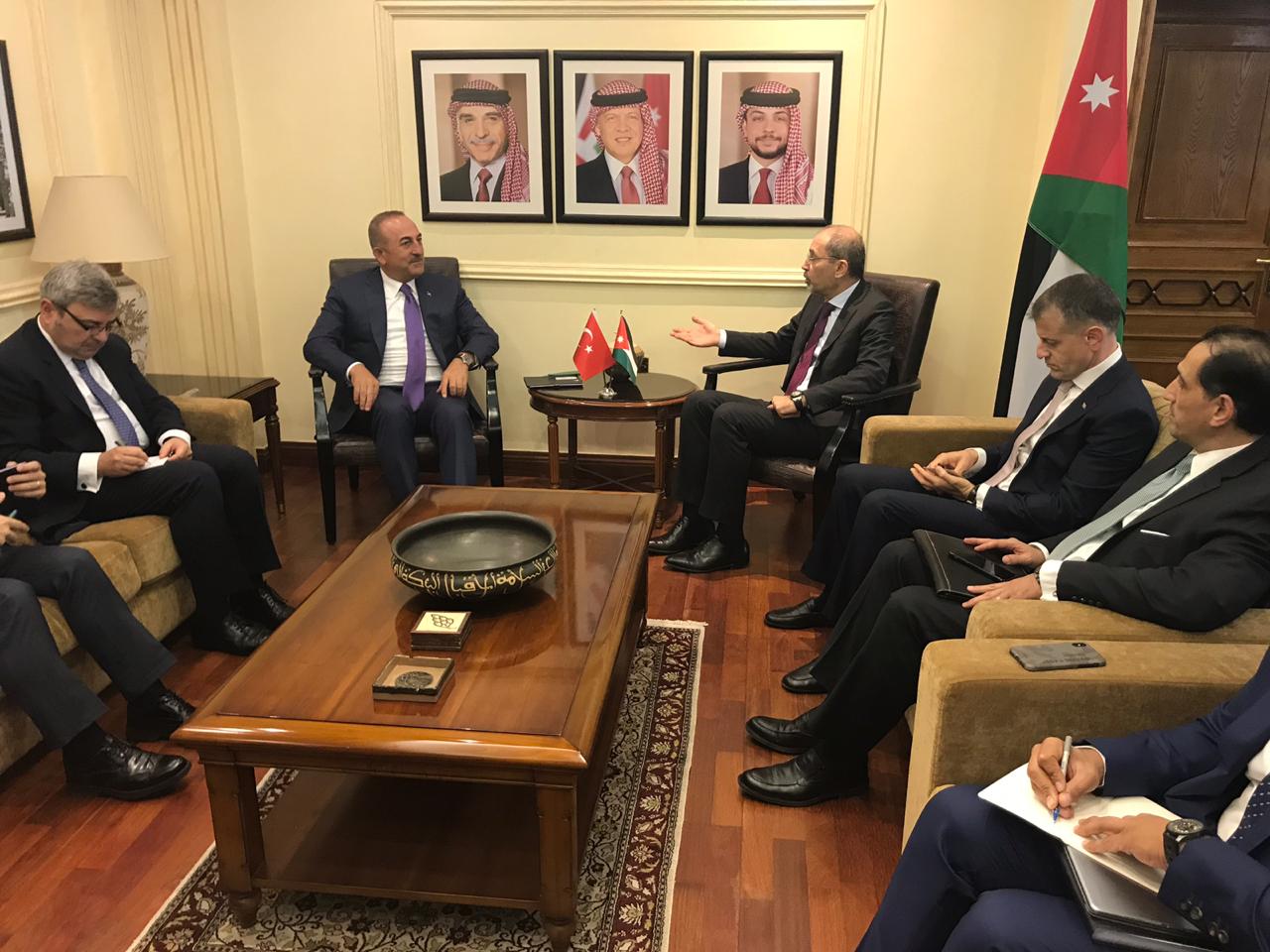 الصفدي يلتقي أوغلو ويتحدث عن العلاقات