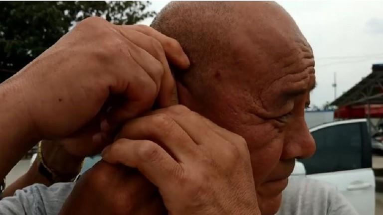 سحب سيارتين بأذنه (فيديو)