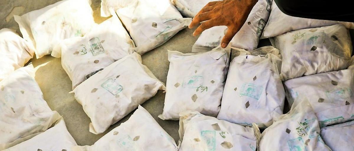 سائق متهور يقود الشرطة إلى مخدرات