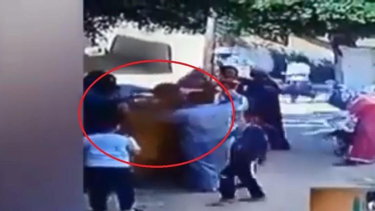 مصر: فيديو مروع لشاب يلاحق والده