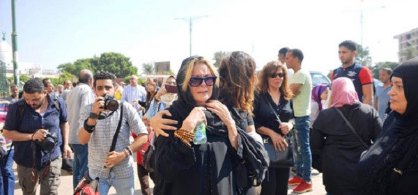 انهيار يسرا في جنازة والدتها وسط