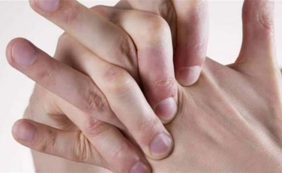 هل تسبّب طقطقة الأصابع التهابا بالمفاصل؟