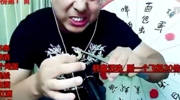 يفارق الحياة في بث حي بعد