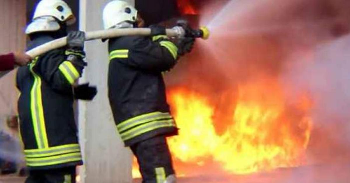 حريق داخل هنجر لتدوير الكرتون في