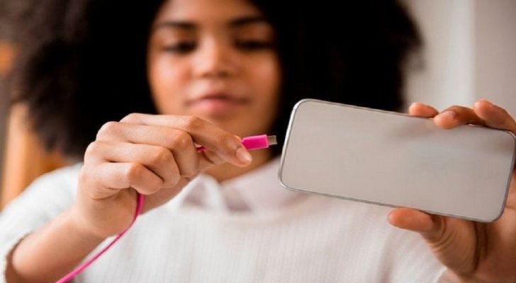 شاحن هاتف يحرق عنق فتاة (صور)