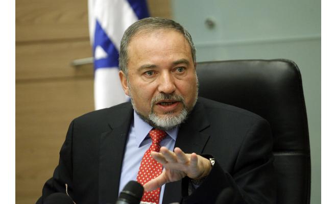 إسرائيل تهدد بتدمير أنظمة الدفاع الجوي