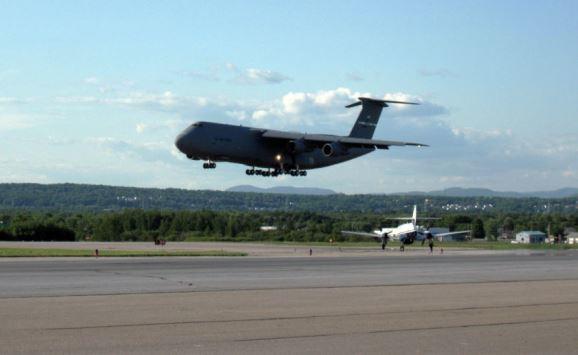 احتراق أضخم الطائرات الأميركية بعد هبوطها