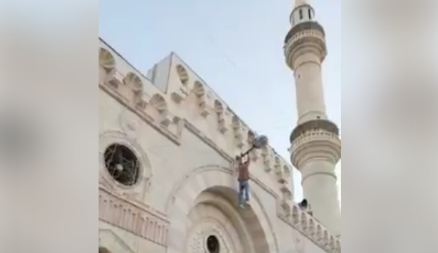 سقوط عامل من أعلى مبنى المسجد