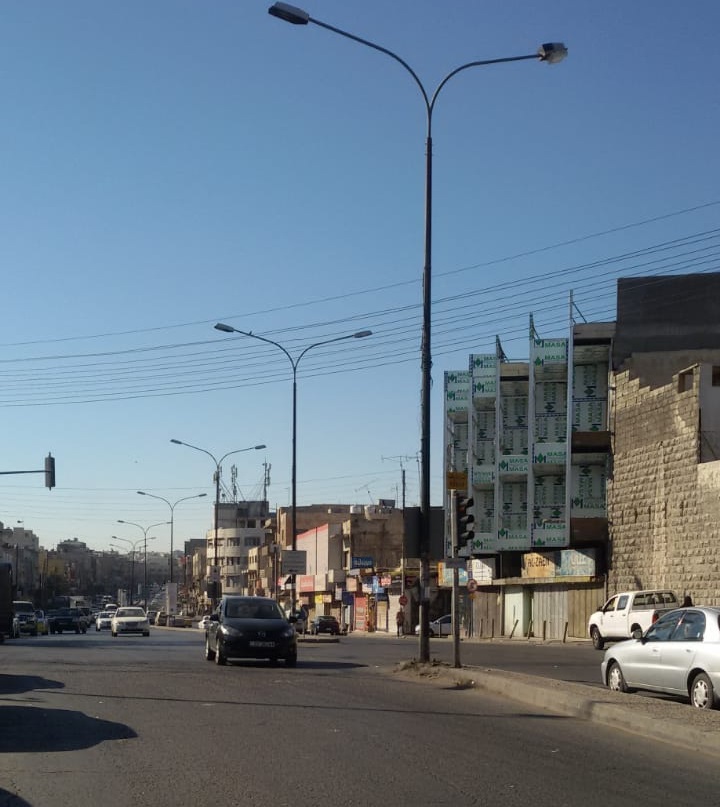 اصطدام مدحلة بأسلاك اتصالات على حرم