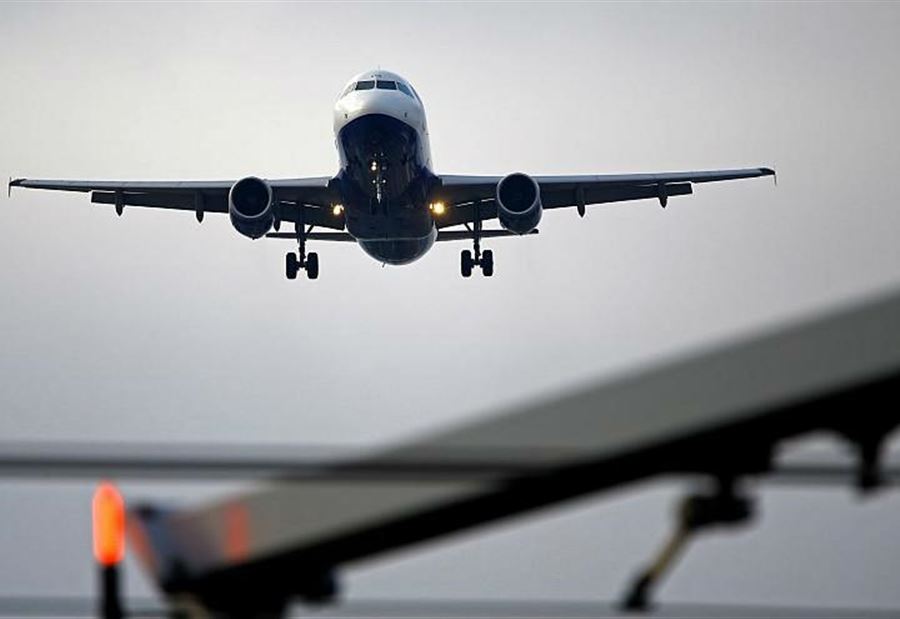 طيار عراقي يطلب من المسافرين ثمن