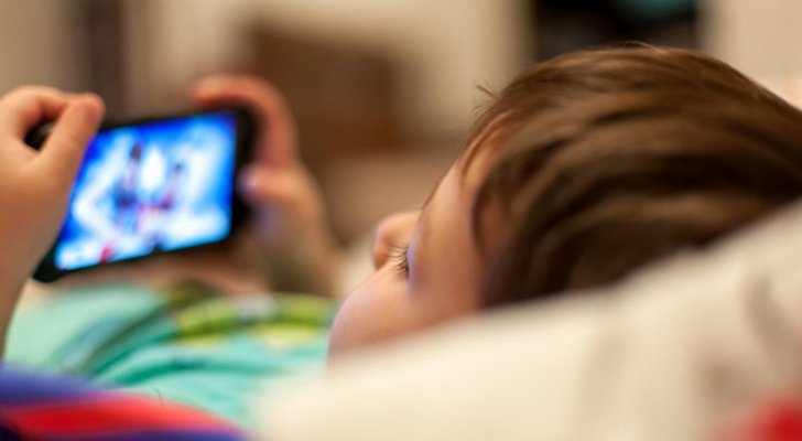 هكذا تحمي أطفالك أثناء استخدام الهواتف