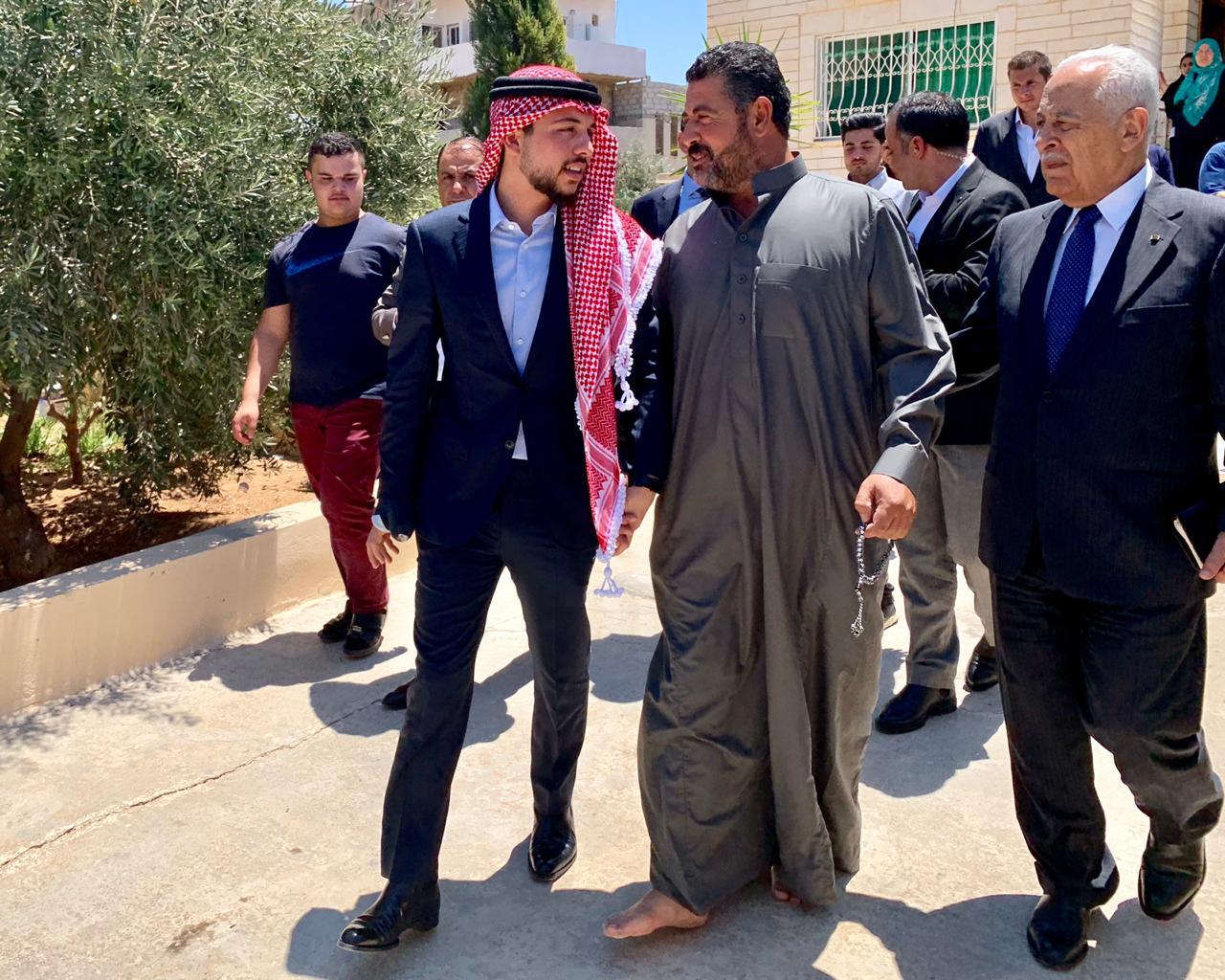 ولي العهد يزور عائلة الطالب المتوفى