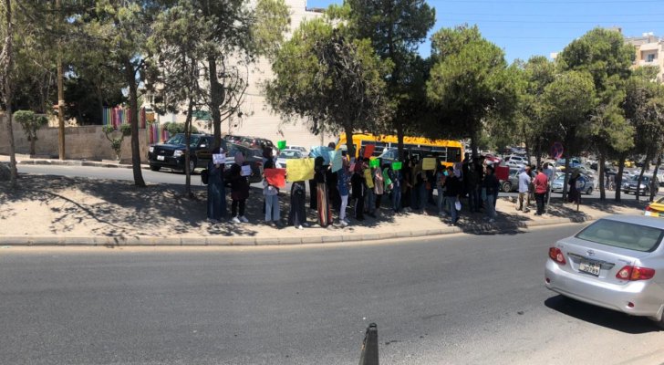 طلاب التوجيهي مواليد 2000 يعتصمون أمام