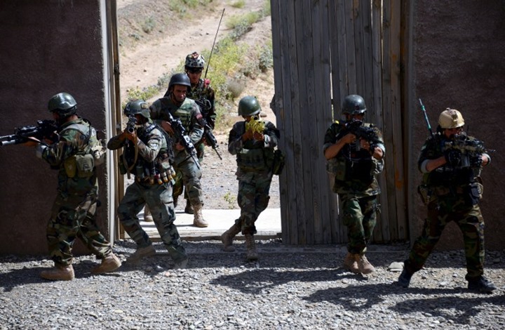 جندي أفغاني يفتح النار على جنود