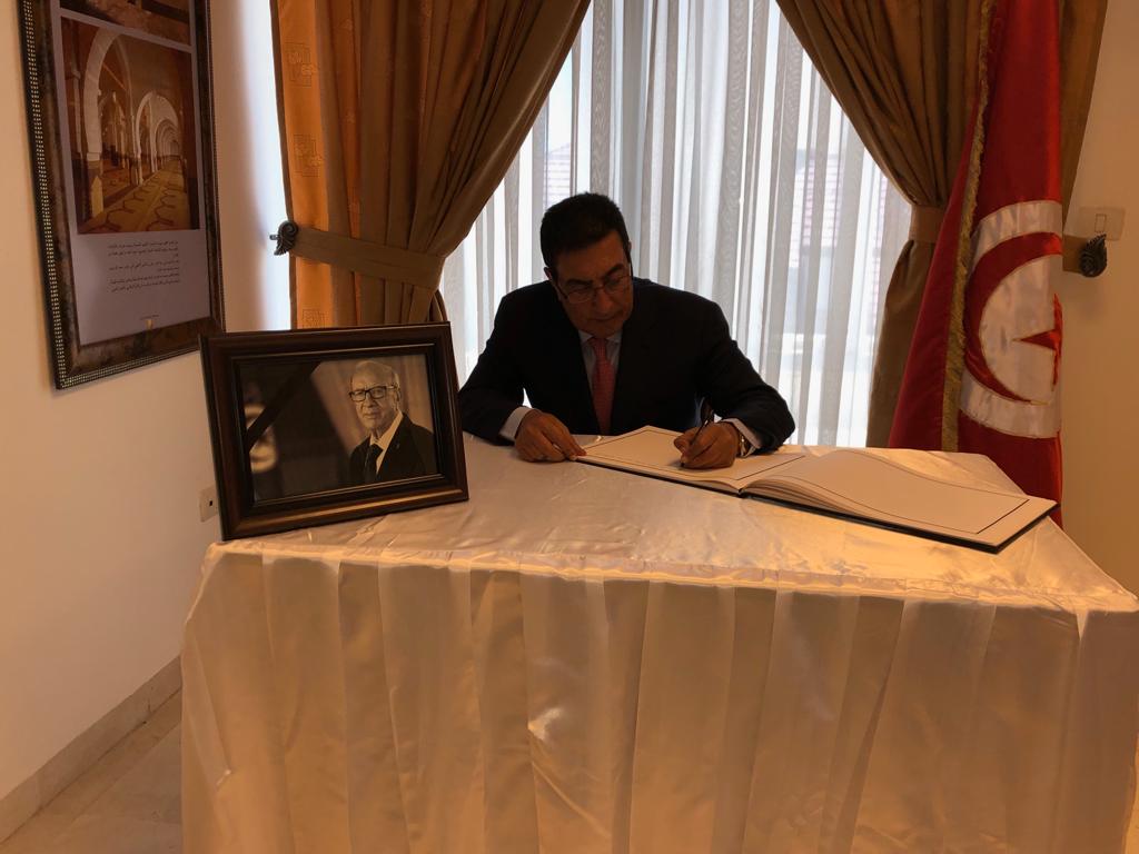 الطراونة يزور السفارة التونسية معزيا بالرئيس