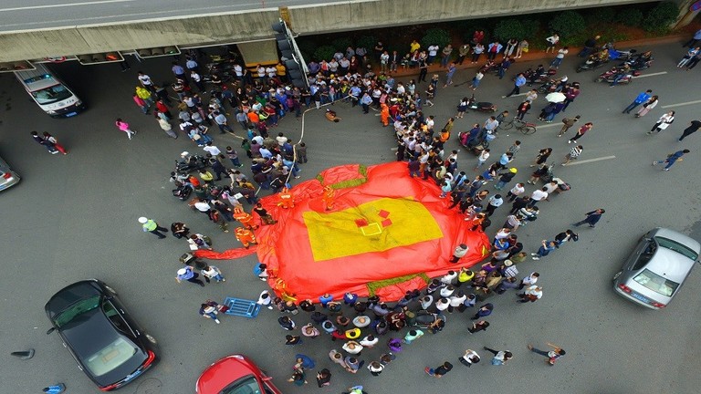 كتب له عمر جديد.. طفل يسقط