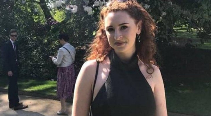 طالبة بريطانية تفتح باب الطائرة وتسقط