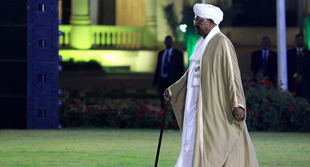 بالفيديو.. استقبال مفاجئ للبشير في عزاء