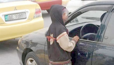 التنمية تضبط حدثا متسولا يمتلك والده