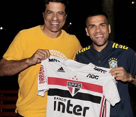 رسميا .. داني ألفيش يعود للبرازيل