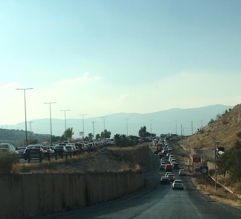 إغلاق طريق اربد عمان لدعم شخصية..