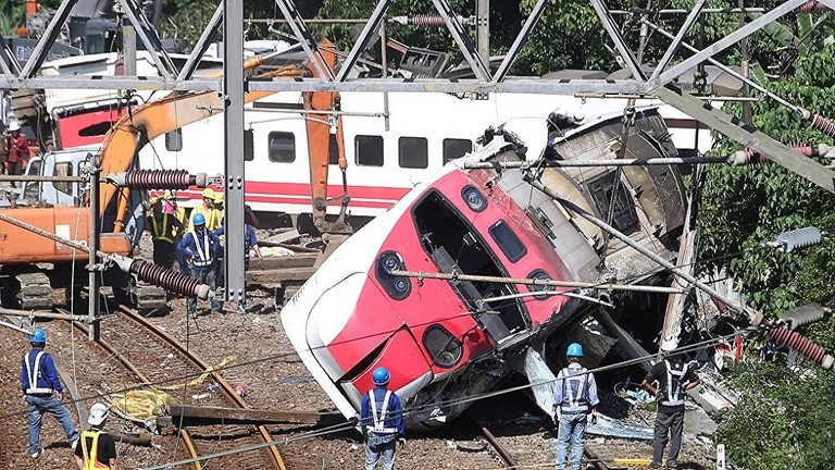 كندا تجلي سكان قرية انقلبت قربها