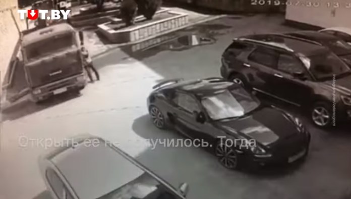 بالفيديو.. رجل يوقف شاحنة كادت تصطدم