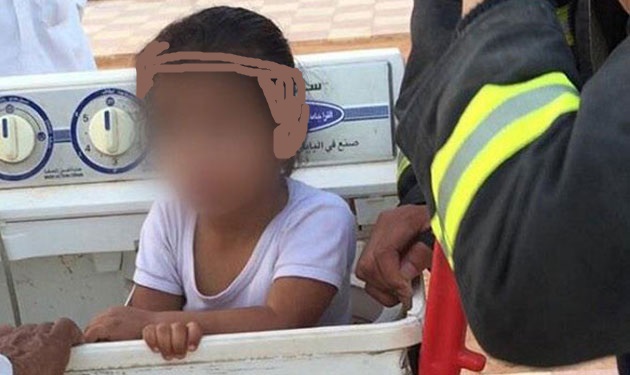 انقاذ طفل علق بنشافة غسالة في