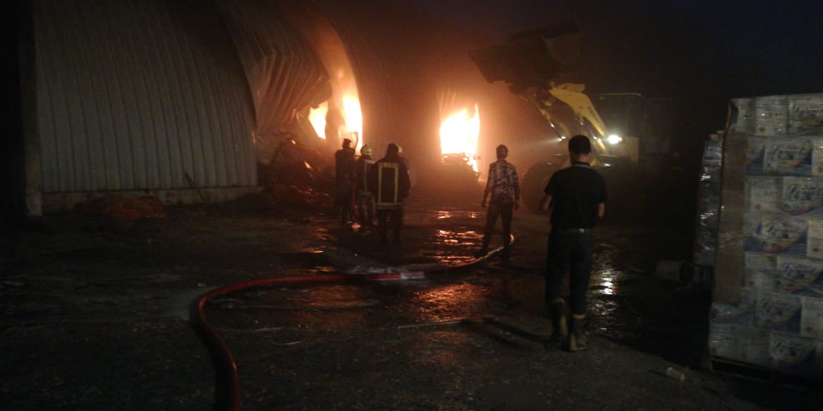 حريق مستودع يحتوي على مواد أولية