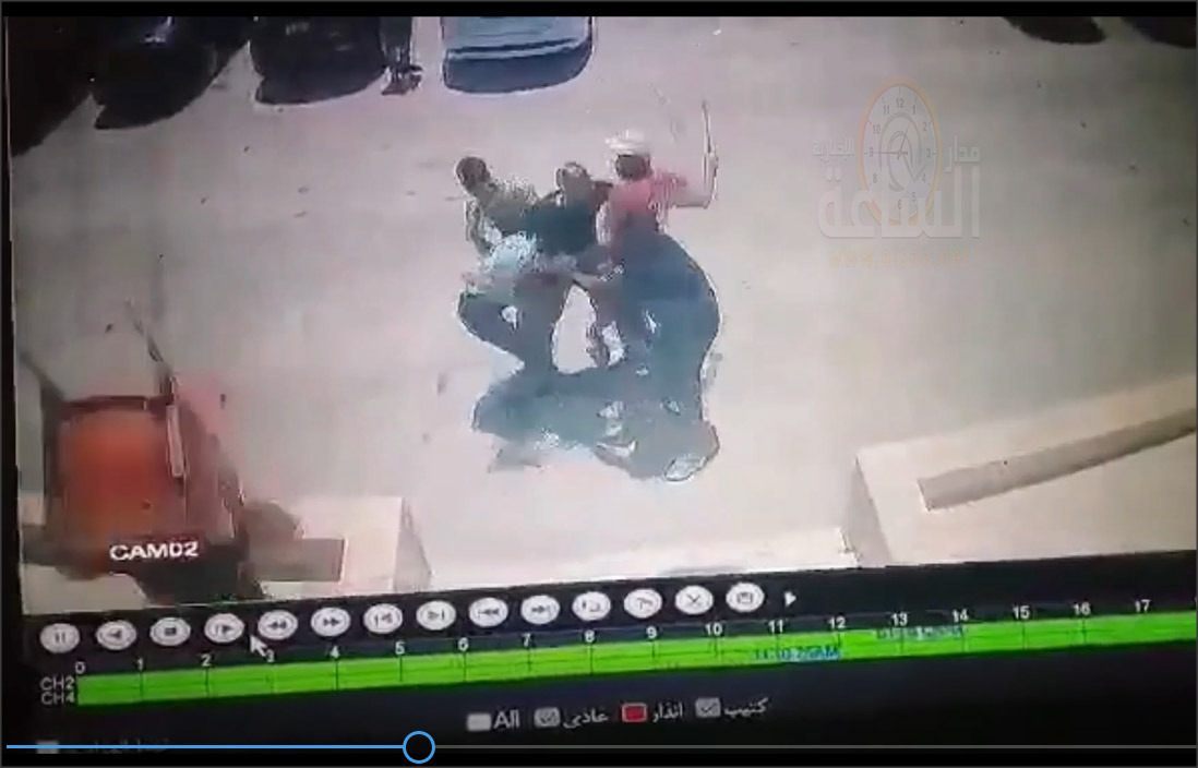أشخاص يعتدون على صاحب معرض سيارات