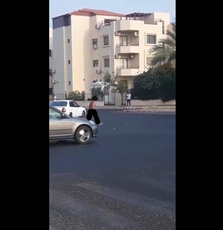 القبض على مخمور عاري في شوارع