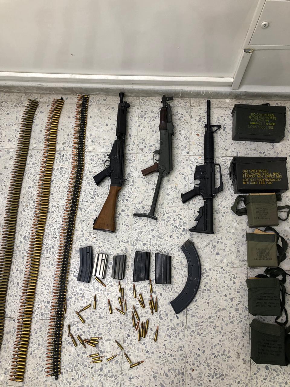 ضبط أسلحة نارية أتوماتيكية ومخدرات بعد